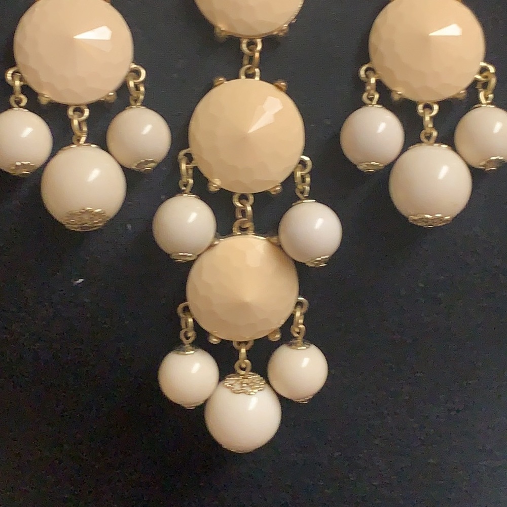 Cream and gold necklace - Picture 3 of 10